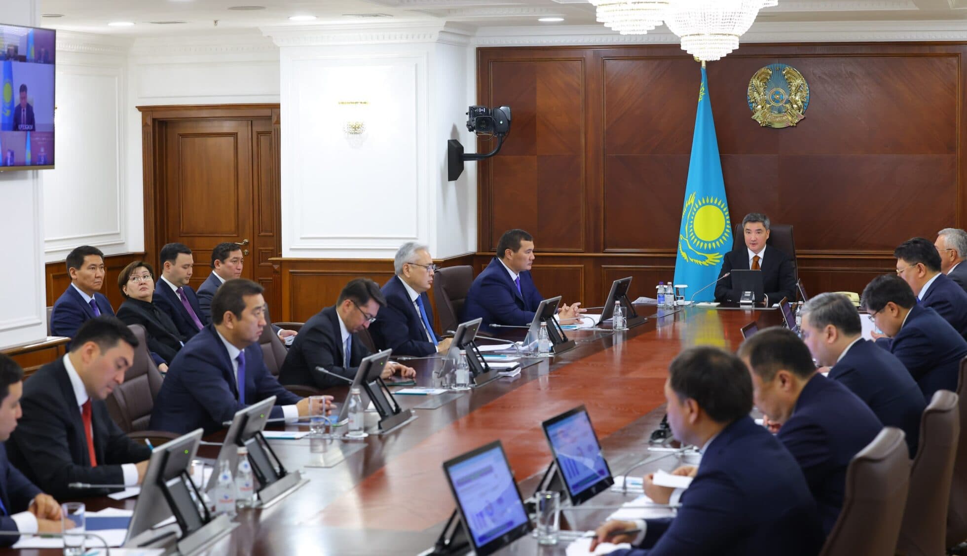 Үкімет кәсіпорындарды анықтап, робототехникаға сұраныс жасайды
